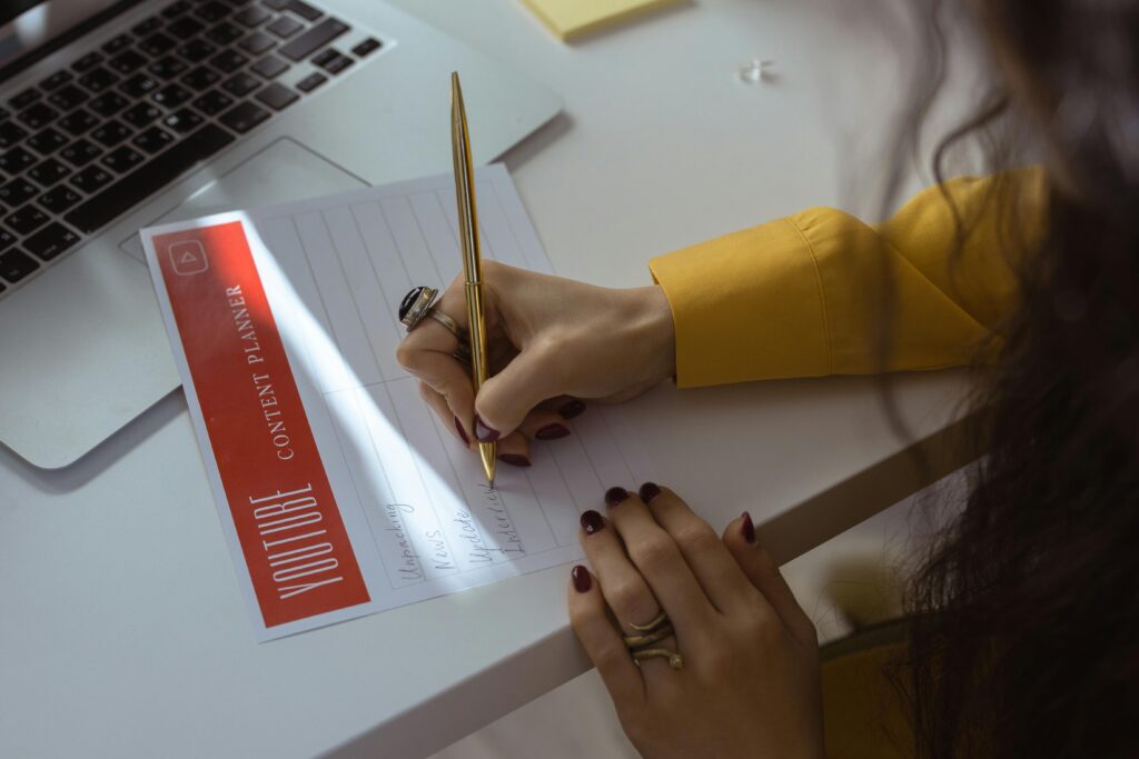 Associate Content Operations Hindi Requirements – Writing Skills Notification Management Coordination Remote Lokal Associate Content Operations Hindi Job 2026