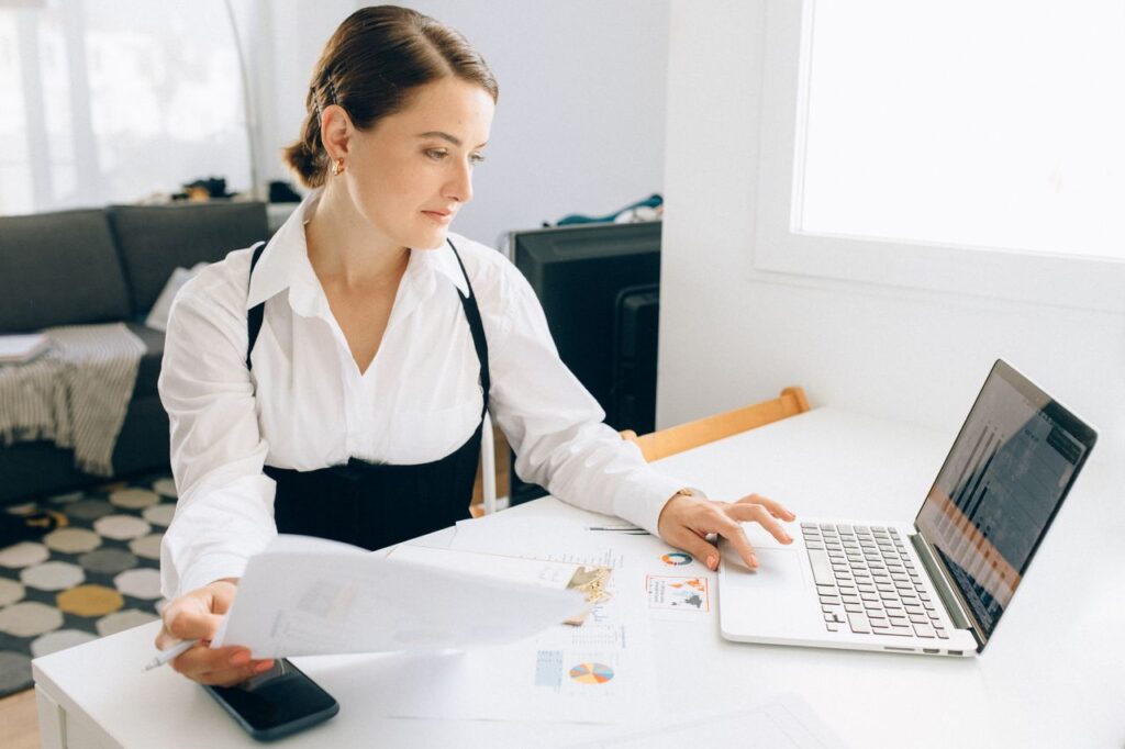 Benefits of Product Review Analyst job – Fully remote, flexible hours, work with AI labs, hourly pay, contract extension potential.