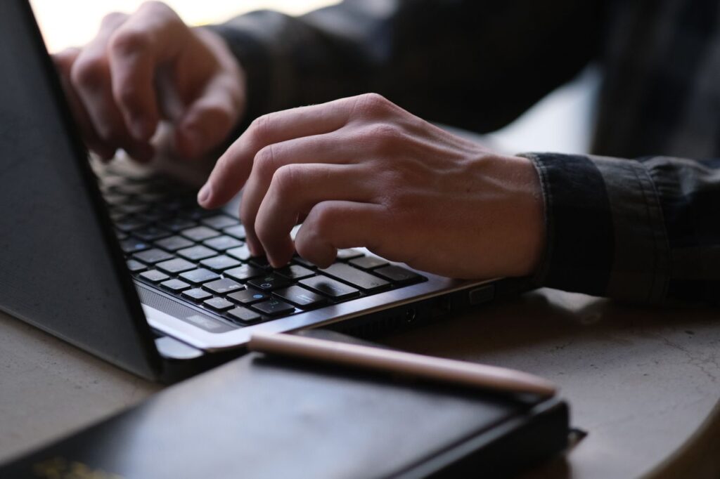 Data Entry Executive Job Benefits 2026 – Salary, No Target, Fresher Apply Data Entry Executive job benefits infographic – 3-4 LPA salary, no target, no time boundation, fresher welcome