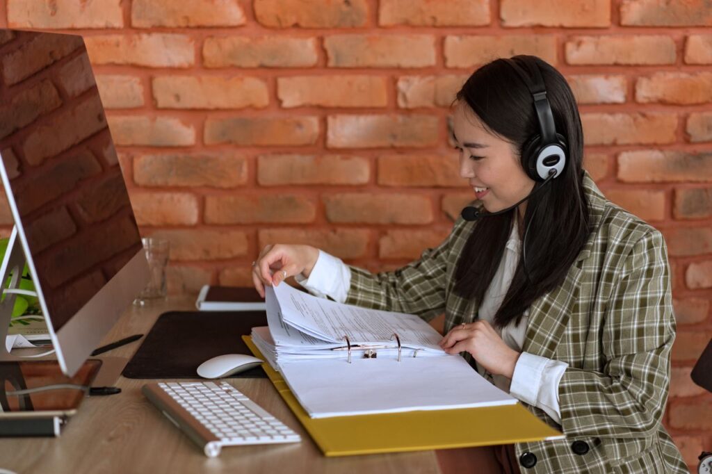 Work from home system requirements for Niftel Communications customer support job including Windows 11 Pro laptop 8GB RAM and 100 Mbps internet