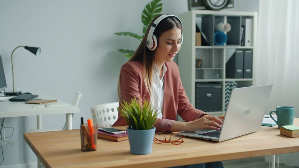 Jio Customer Associate earning calculator showing ₹15,000 monthly income for women working 4-6 hours from home – Jio women empowerment program India