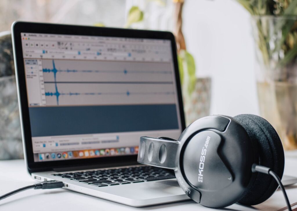 Step by step application process for Alignerr Hindi audio transcriptionist AI training remote job showing signup verification and assessment stages