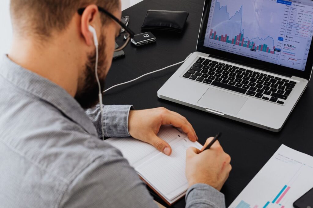 Fresh Prints Remote Recruitment Job – $450 Stipend, Health Insurance & AI Tools Fresh Prints Lead Sourcing Associate night shift remote work setup with AI recruiting tools Claude – $450 monthly stipend work from home job India 5 PM to 1 AM IST